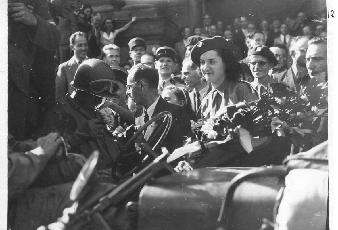 Arrivée des troupes Françaises accueillies à l'hôtel de ville