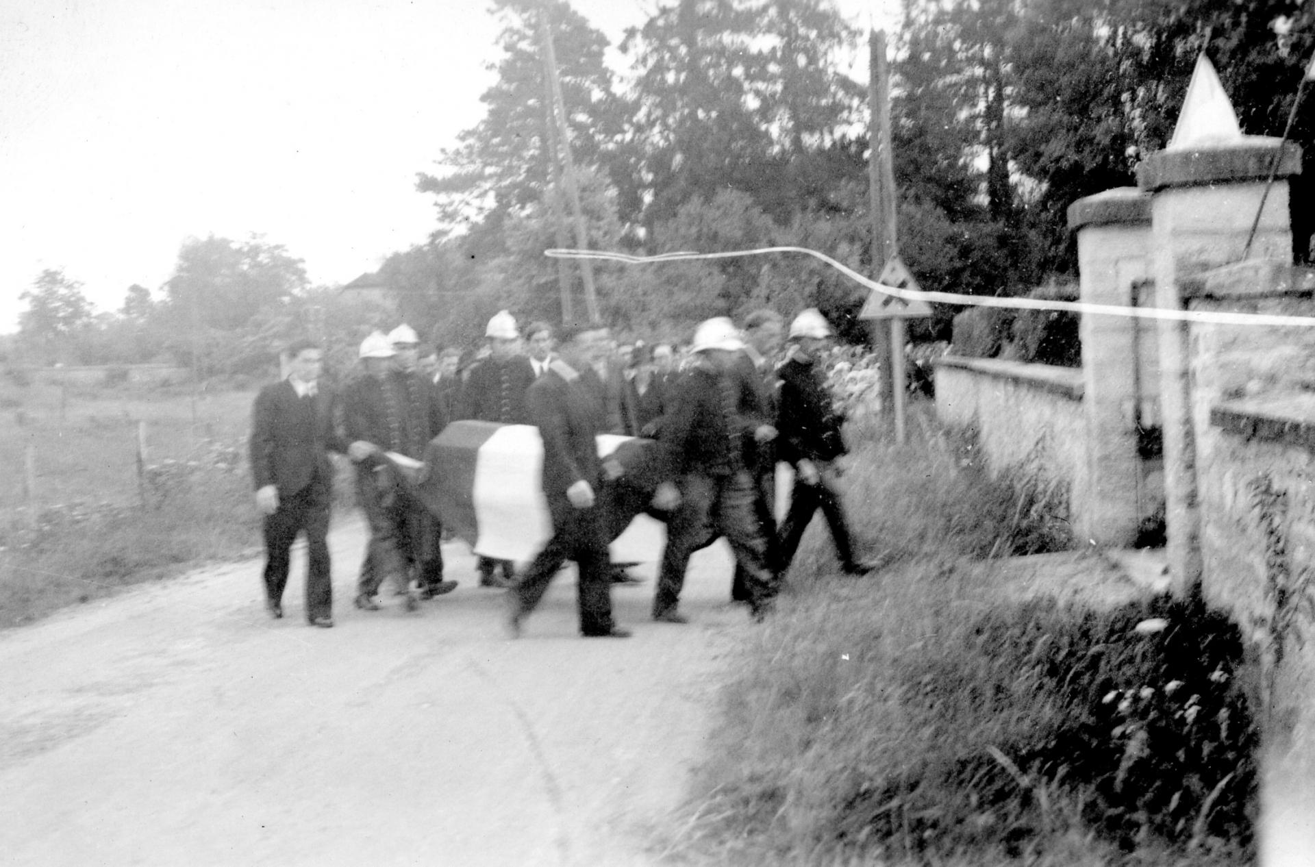 Cortège à l'entrée du cimetière