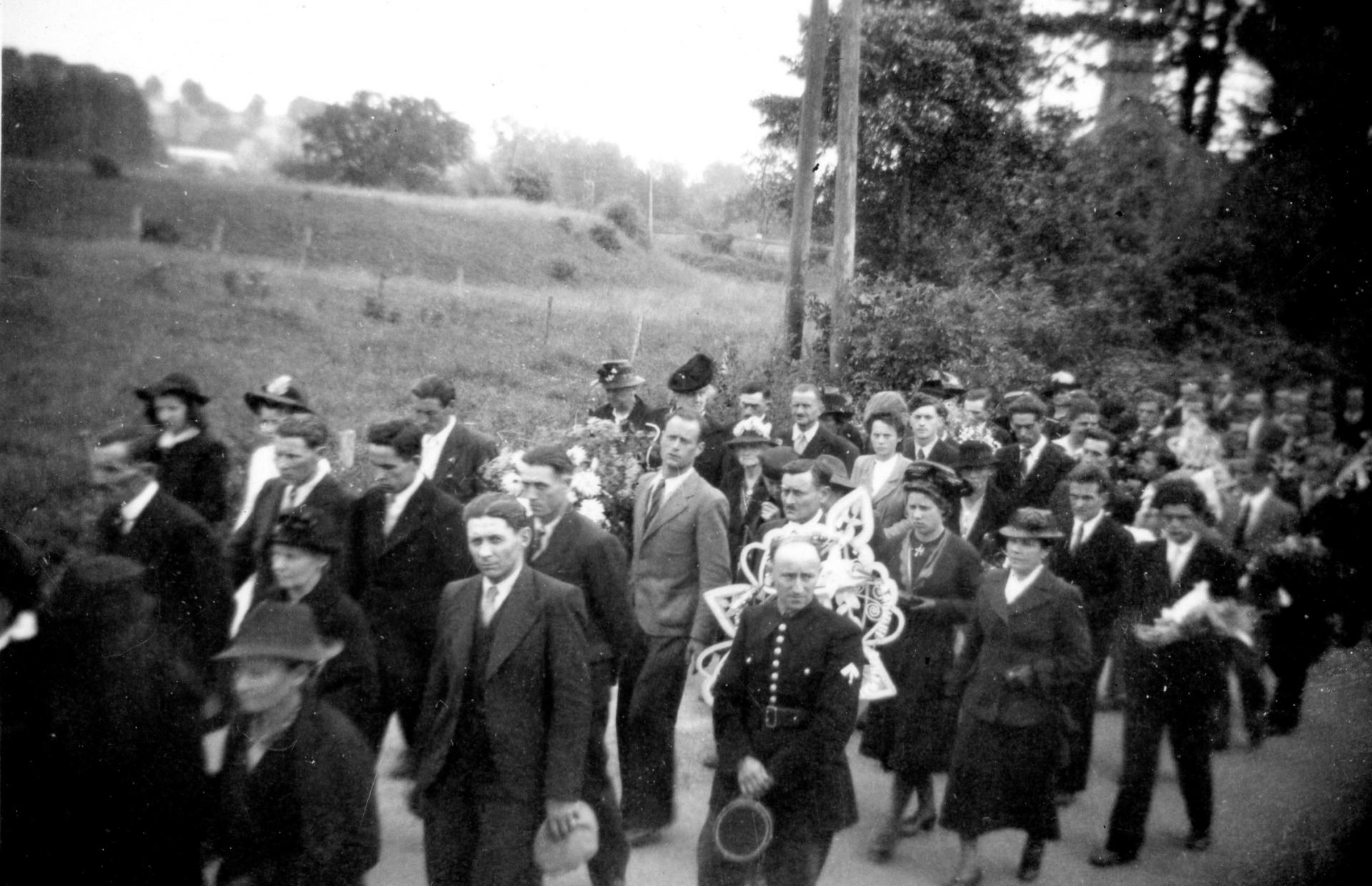 Cortège de la maison à l'église (2)