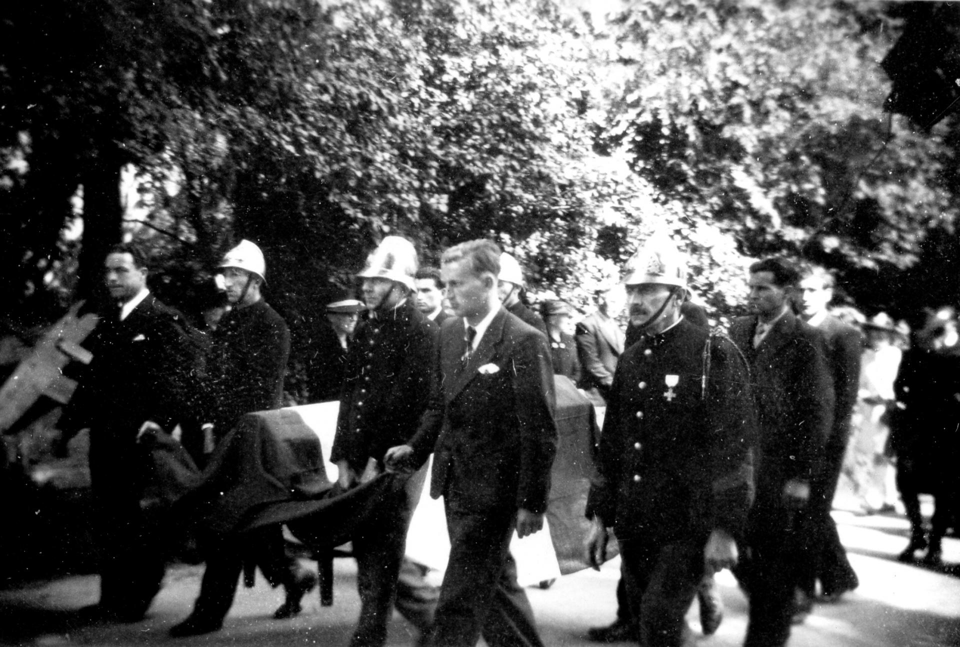 Cortège de la maison à l'église