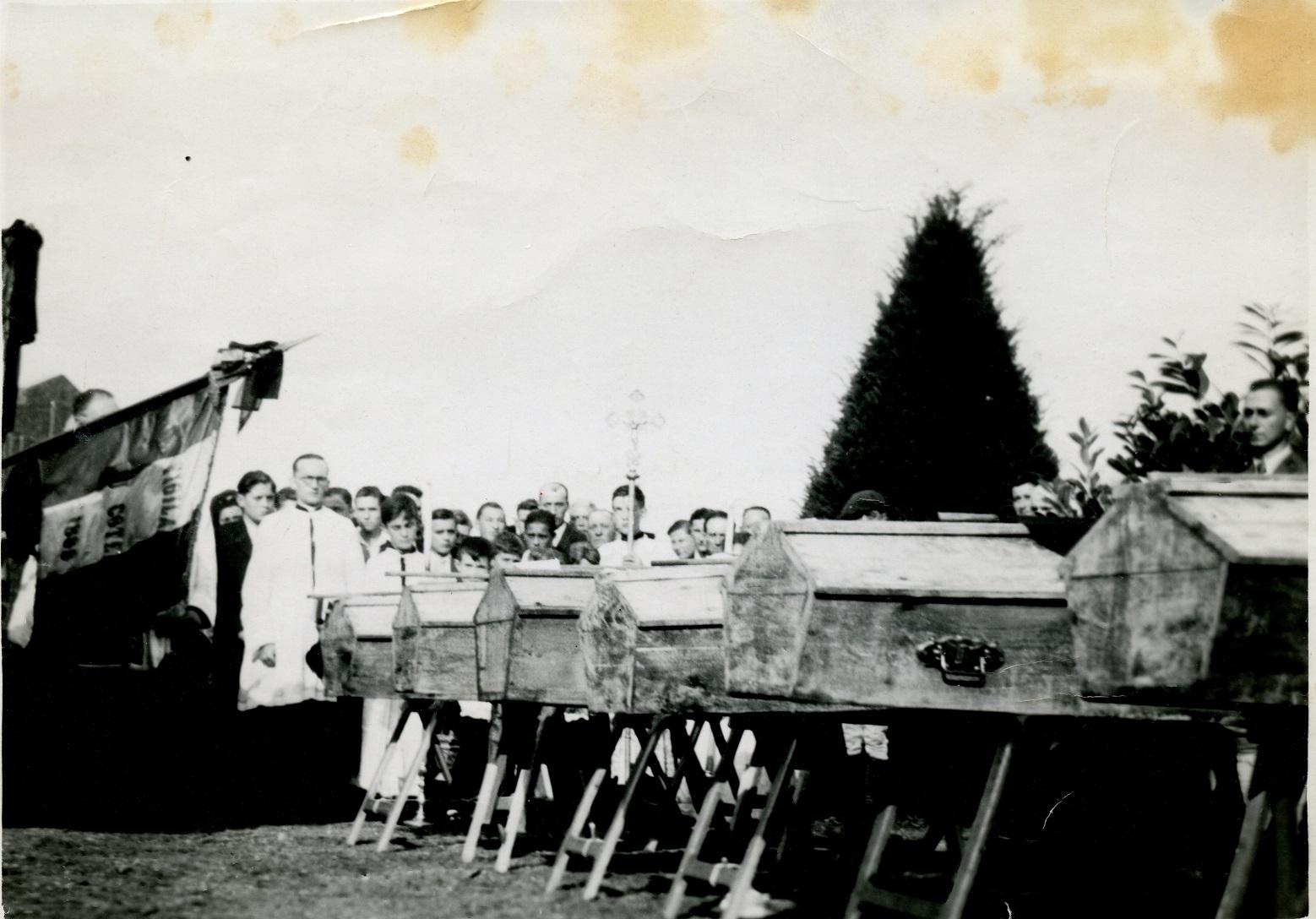 Inhumation de combattants tués à Neaux le 18 Aout 1944