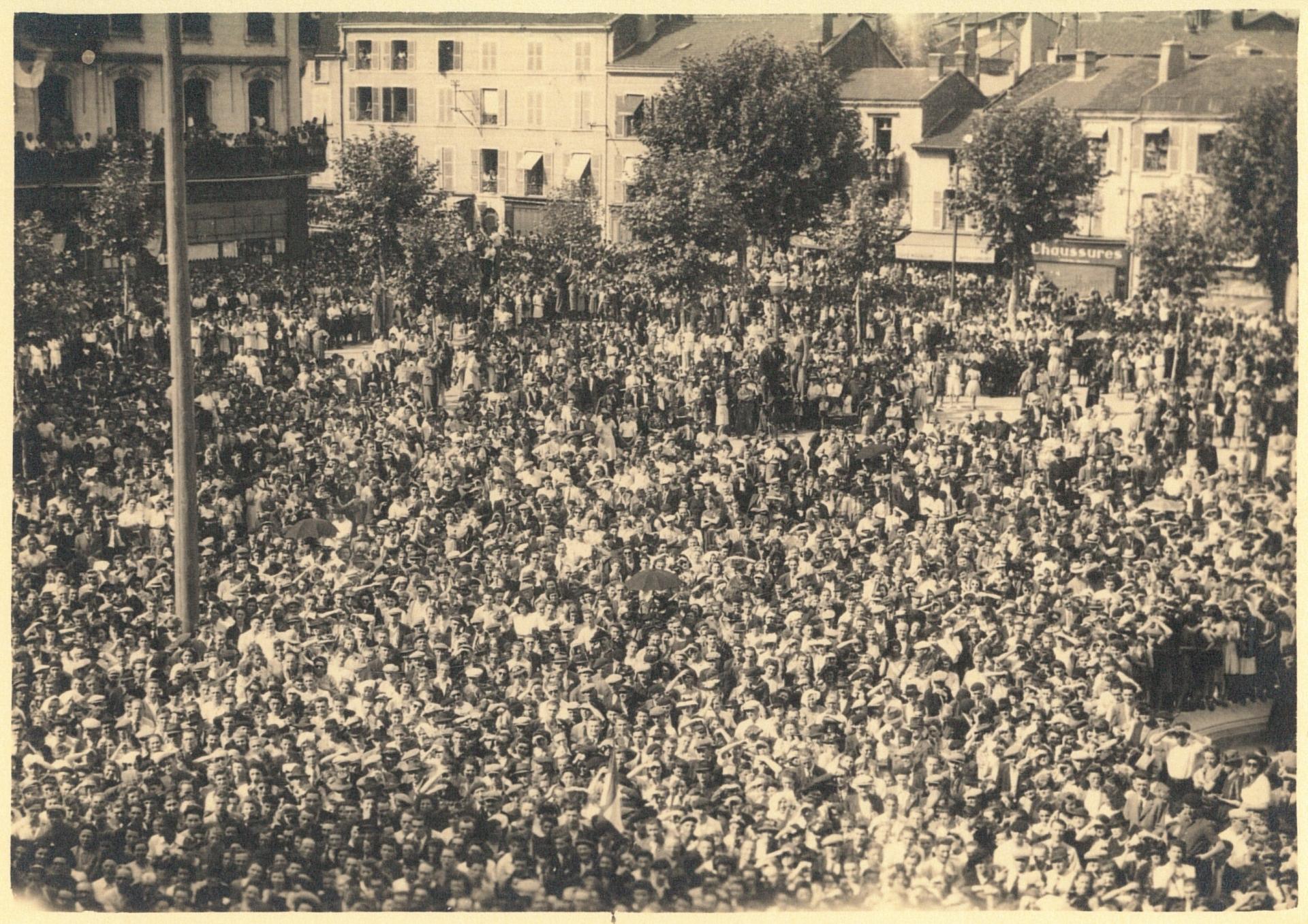 Place de l'hotel de ville de Roanne le 22 Aout 1944